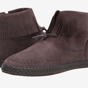 UGG KENNADI Taupe Brown Suede Fringe Ankle Booties Size 9.5 LIKE NEW